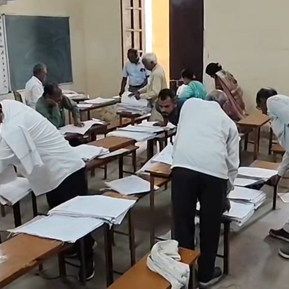 यूपी बोर्ड मूल्यांकन: 21 लाख से अधिक कॉपियां जांची गईं:दूसरे दिन तेज हुई रफ्तार, 1 अप्रैल तक पूरा करने का लक्ष्य