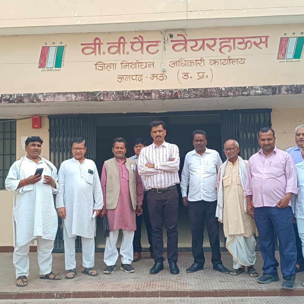 मऊ जिलाधिकारी ने ईवीएम-वीवीपैट वेयरहाउस का किया निरीक्षण:राजनीतिक दलों के प्रतिनिधी भी रहे मौजूद, सुरक्षा व्यवस्था जांची