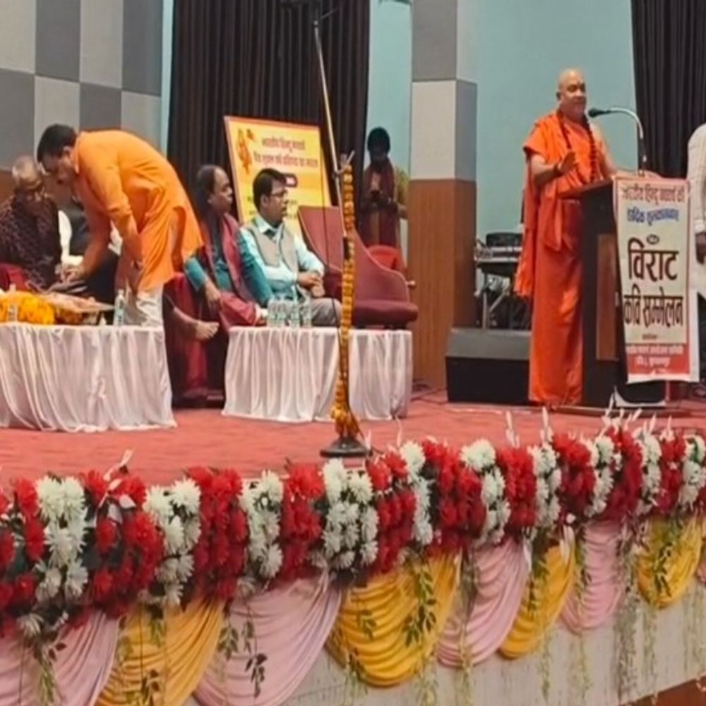 स्वामी जितेन्द्रानंद बोले-'संवत्सर में संघर्ष बढ़ेगा, भारत ही शांत करेगा':कवि सम्मेलन में कहा- युद्ध रोकने की क्षमता केवल भारत में