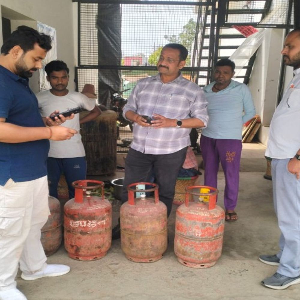 शाहजहांपुर में गैस कालाबाजारी पर प्रशासन की कार्रवाई:होटलों-दुकानों से 21 सिलेंडर जब्त, आरोपियों पर FIR दर्ज