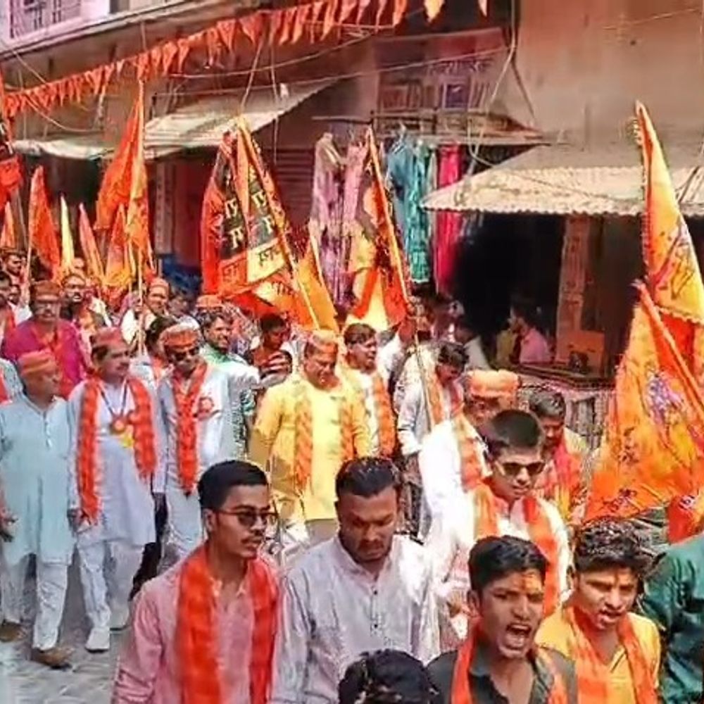 
                 कन्नौज के तिर्वा में हिंदू नववर्ष पर निकली प्रभातफेरी:जय श्री राम के नारों के साथ निकाली यात्रा, लोगों ने फूल बरसाए 
            