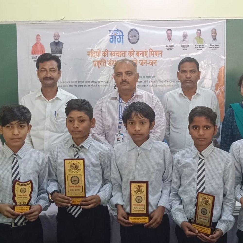 इटावा में गंगा स्वच्छता पखवाड़ा शुरू:यमुना किनारे स्वच्छता अभियान से हुई शुरुआत, बच्चों ने उत्साह से भाग लिया