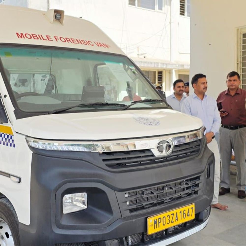 मुरैना पुलिस को मिली फॉरेंसिक वैन:अत्याधुनिक मोबाइल यूनिट को एसपी ने दिखाई हरी झंडी; अपराध के बाद मौके पर ही हो सकेगी जांच