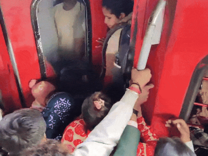 
                 नवरात्र पर जम्मू रूट फुल, ट्रेन फ्लाइट टैक्सी महंगी:लखनऊ से वैष्णो देवी जाने वाले श्रद्धालु परेशान, ट्रेन में रिग्रेट, फ्लाइट 28 हजार पार 
            