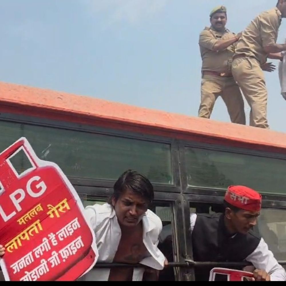 
                 सिलेंडर महंगाई पर सपा छात्र सभा का प्रदर्शन, विधानसभा घेरा:हाथों में सिलेंडर के कटआउट लेकर जताया विरोध, कीमत घटाने की मांग तेज 
            