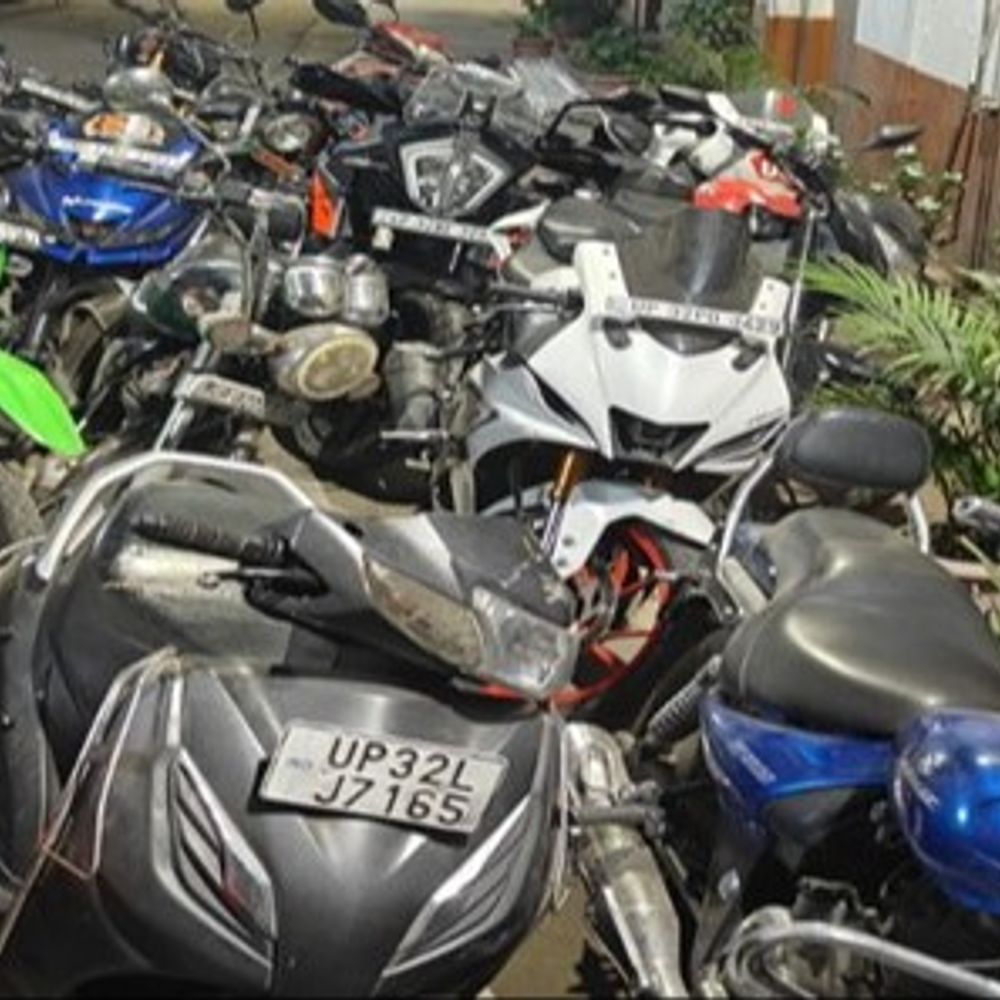 लखनऊ में फर्राटा रेसर्स पर पुलिस का शिकंजा:26 बाइक सीज: मॉडिफाइड साइलेंसर पर भी एक्शन