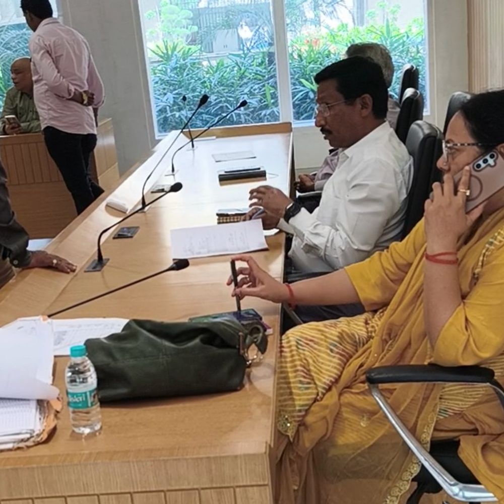 
                 लखनऊ में एक करोड़ के प्लाट की हुई फर्जी रजिस्ट्री:जनता अदालत में बोला पीड़ित, 6 बैंक से लोन लेकर बनवाया घर, अब घर तोड़ने का आदेश 
            