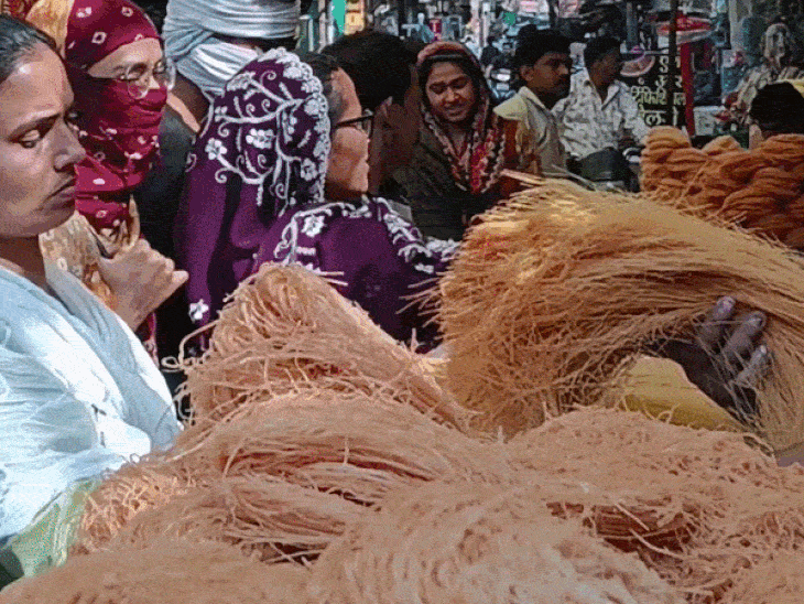 
                 झांसी में कॉमर्शियल LPG की किल्लत से महंगी हुई सेवईं:दुकानदार बोले-20 से 25 रुपए तक बढ़ गए दूध फैनी और सेवईं के दाम 
            