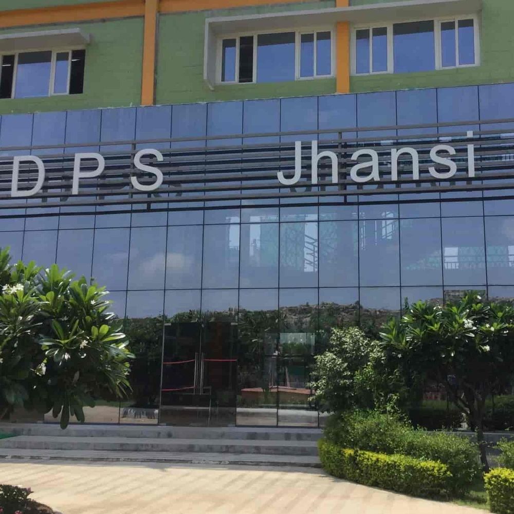 झांसी में बगैर मान्यता वाला दिल्ली पब्लिक स्कूल होगा बंद:एक लाख जुर्माना लगा, सात दिन में बच्चों को करना होगा शिफ्ट