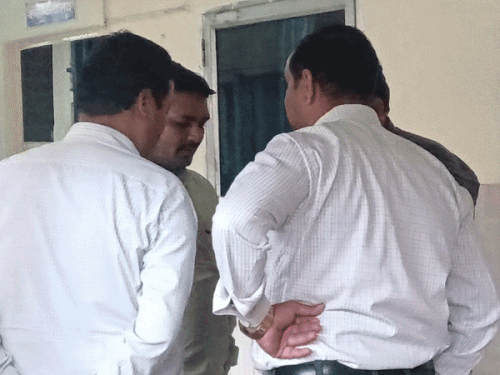 
                 UPESKNL का बाबू 50 हजार रूपए की रिश्वत लेते गिरफ्तार:मेरठ में बिल की एवज में मांगी थी रिश्वत, एंटी करप्शन ने पकड़ा 
            