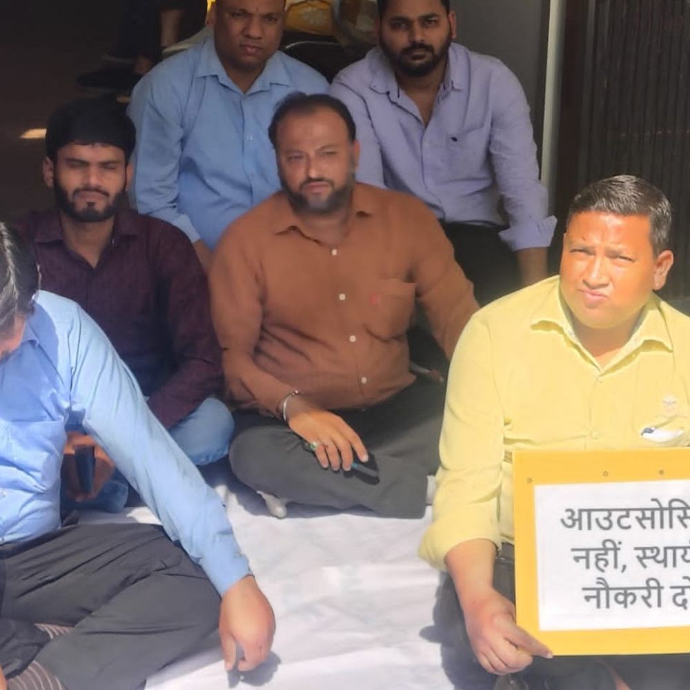 लखनऊ यूनिवर्सिटी के कर्मचारी कर रहे प्रदर्शन:10 साल नौकरी के बाद आउट सोर्सिंग पर कर रहे, अब कर्मचारियों ने शुरू किया धरना