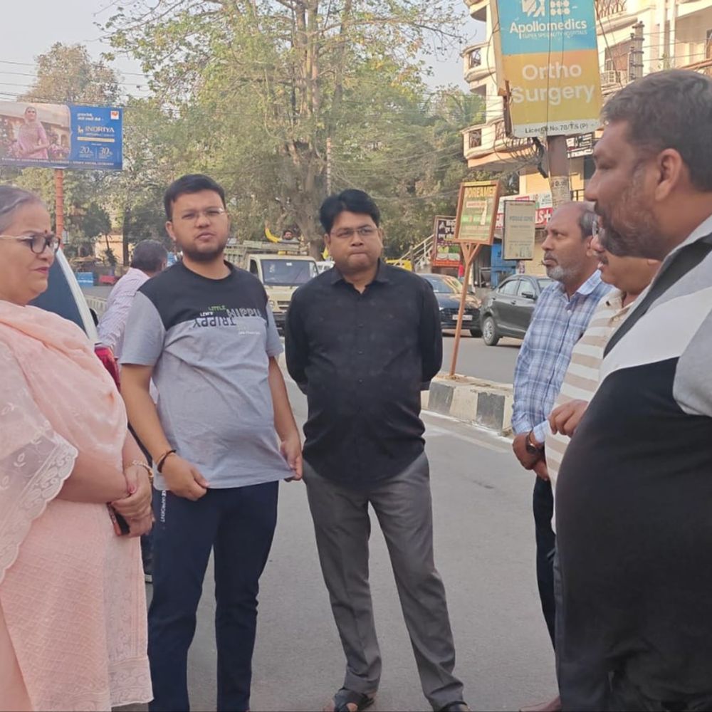 लखनऊ में मेयर का निरीक्षण:नवरात्रि के पहले दिन सफाई देखने निकली, लोगों से किया फीडबैक