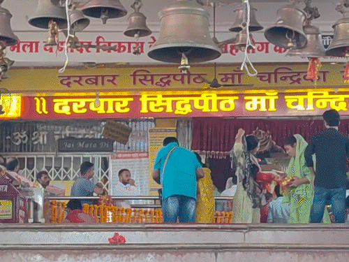 
                 चैत्र नवरात्र का पहले दिन:भक्ति में डूबा लखनऊ; देवी मंदिरों में सुबह से ही दर्शन के लिए लगी कतारें 
            