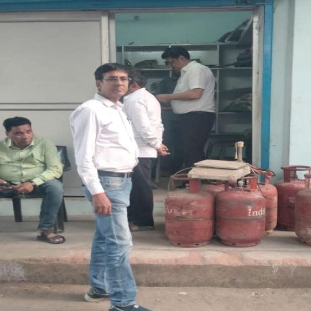 लखनऊ में गैस एजेंसियों पर ताबड़तोड़ छापेमारी:शहर के 20 गोदामों की जांच, अवैध रिफिलिंग करते समय पर केस दर्ज