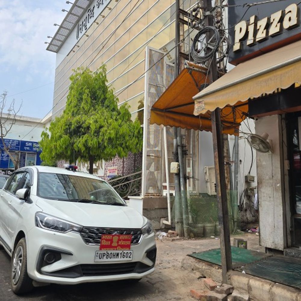 
                 मथुरा में आयकर विभाग की कार्यवाही:समृद्धि ज्वैलर्स के ठिकानों पर मारे छापे, इनकम टैक्स विभाग की 5 टीमों ने मारा छापा 
            