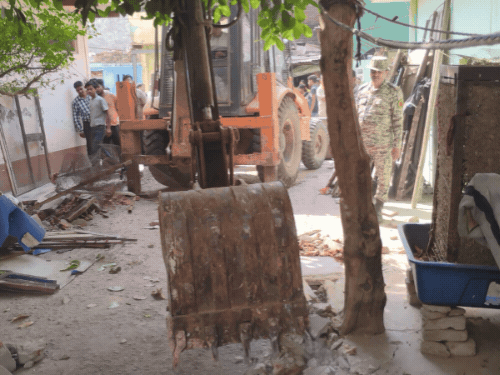 
                 नाली घेरकर बनाई कीचिन, नगर निगम का चला बुलडोजर:नगर निगम ने पृथ्वीनाथ कॉलोनी में चलाया अतिक्रमण के खिलाफ अभियान 
            