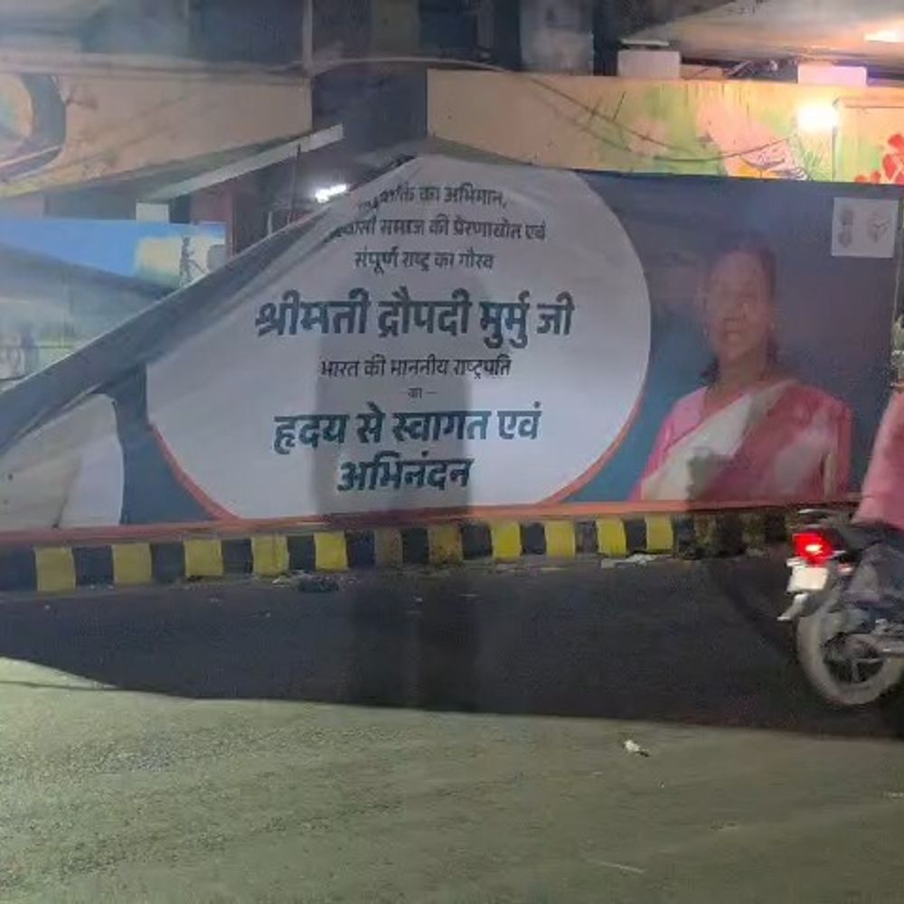 मथुरा में तेज आंधी-बारिश:हवा चलने से होर्डिंग्स और बैनर उखड़कर सड़कों पर गिर गए, कई इलाकों की बिजली गुल