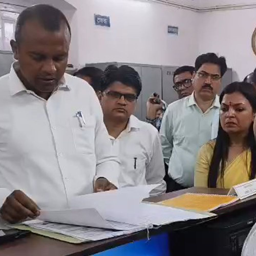 कमिश्नर ने कलेक्ट्रेट का किया औचक निरीक्षण:फाइलों के रखरखाव और सुविधाओं में मिली खामियां, जताई नाराजगी