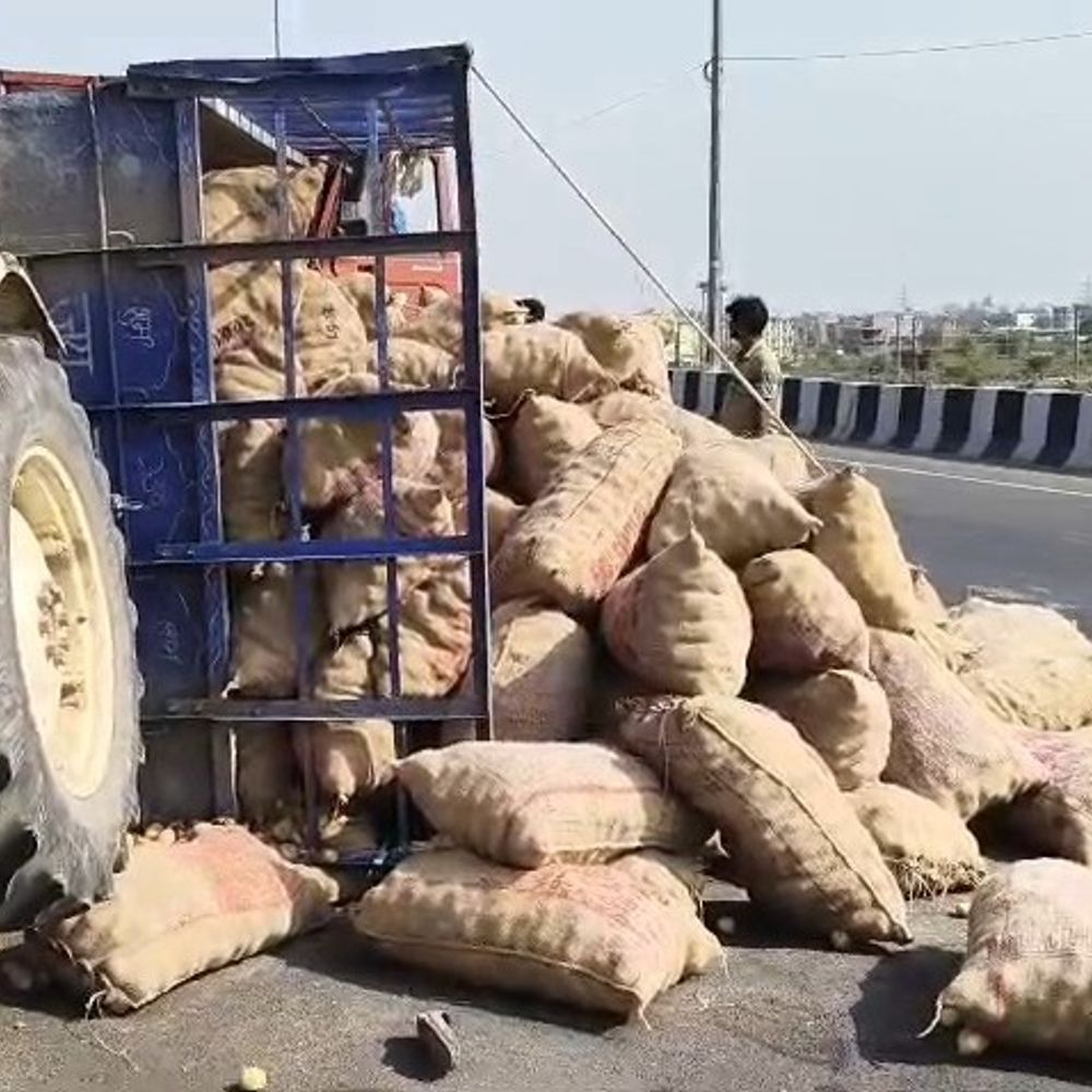 इटावा में ट्रैक्टर-ट्रॉली से टकराई डीसीएम:आगरा-कानपुर हाईवे पर हादसा, केबिन में फंसा चालक गंभीर घायल