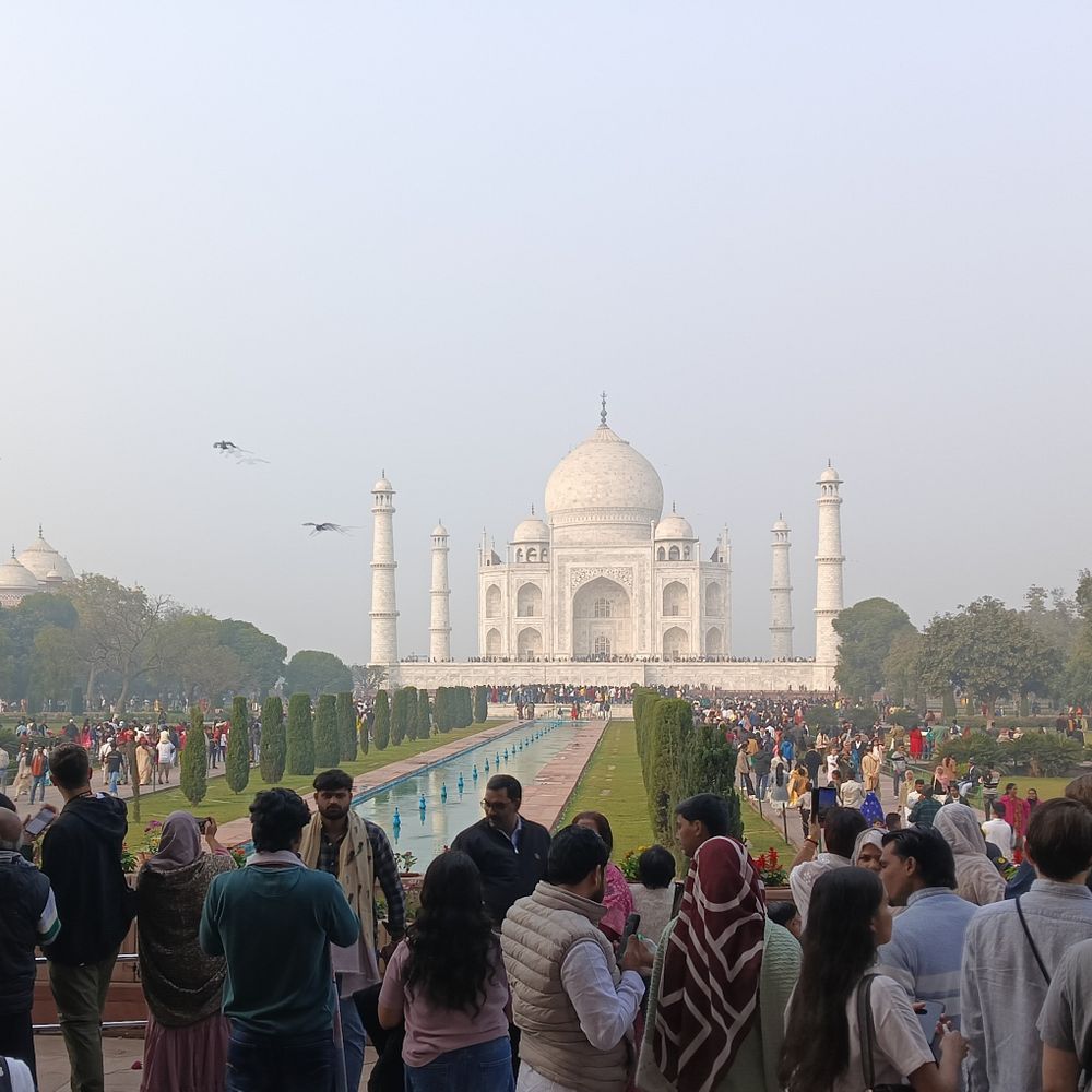 ताजमहल में तैनात प्रिंस वाजपेई को मिली किले की जिम्मेदारी:वरिष्ठ सीए कलंदर संभालेंगे ताजमहल की कमान, रामबाग के प्रभार में भी बदलवा