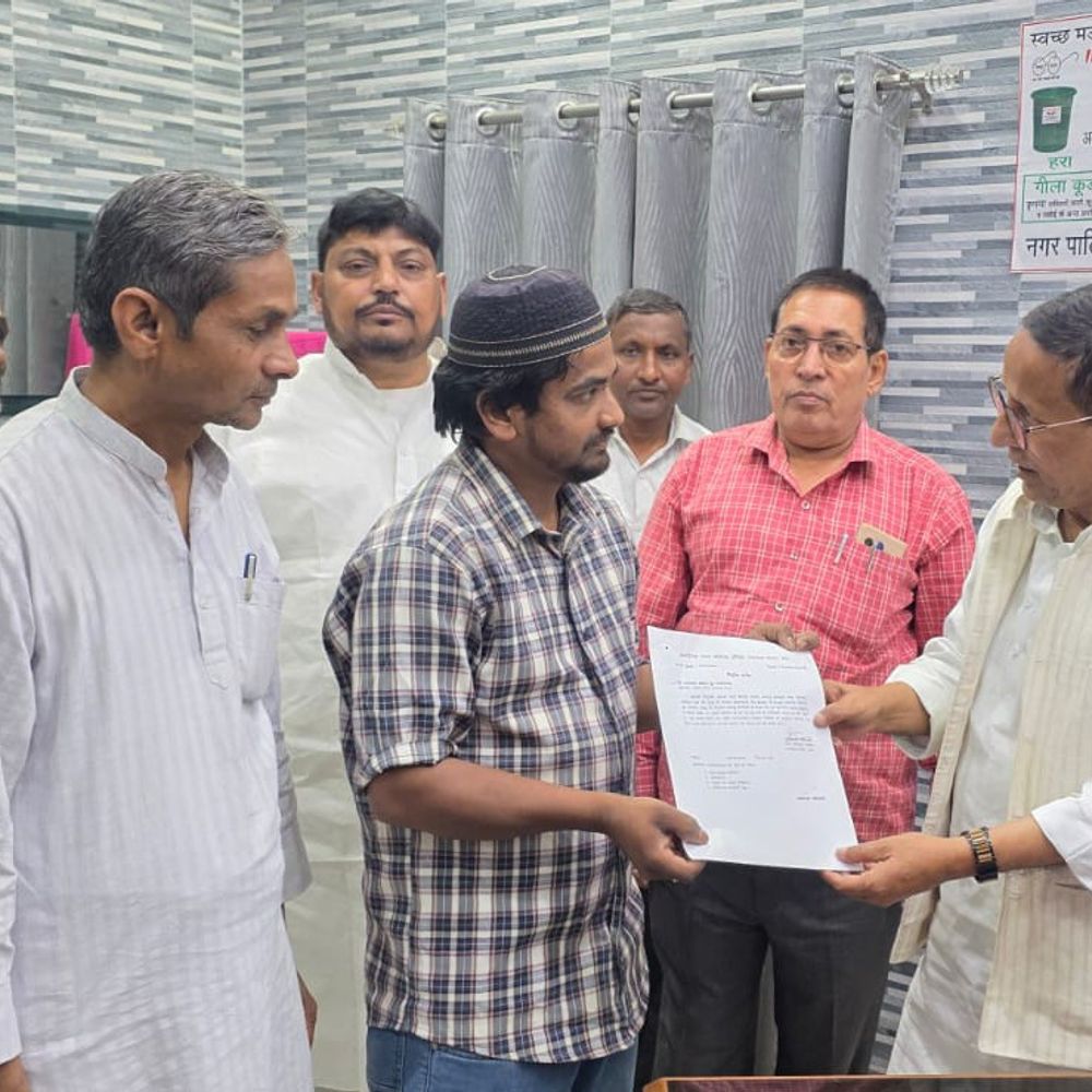 मऊ में दो मृतक आश्रितों को मिली नौकरी:पालिकाध्यक्ष ने सौंपे नियुक्ति पत्र, परिवारों को मिला सहारा