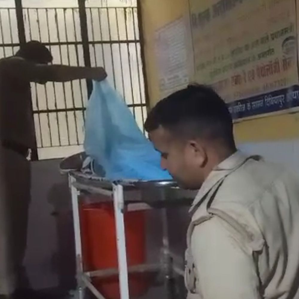 फफूंद बाईपास पर तेज रफ्तार वाहन ने मारी टक्कर:बाइक सवार युवक की मौत, आधार कार्ड से हुई पहचान