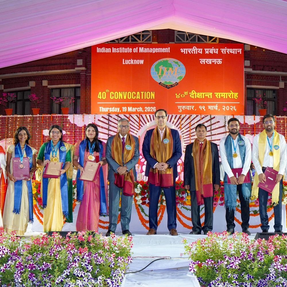 IIM लखनऊ में 807 छात्रों को मिली डिग्री:संस्थान को 'ट्रिपल क्राउन' मान्यता, बजाज समूह के संजीव बोले- बिजनेस गोल सेट करें