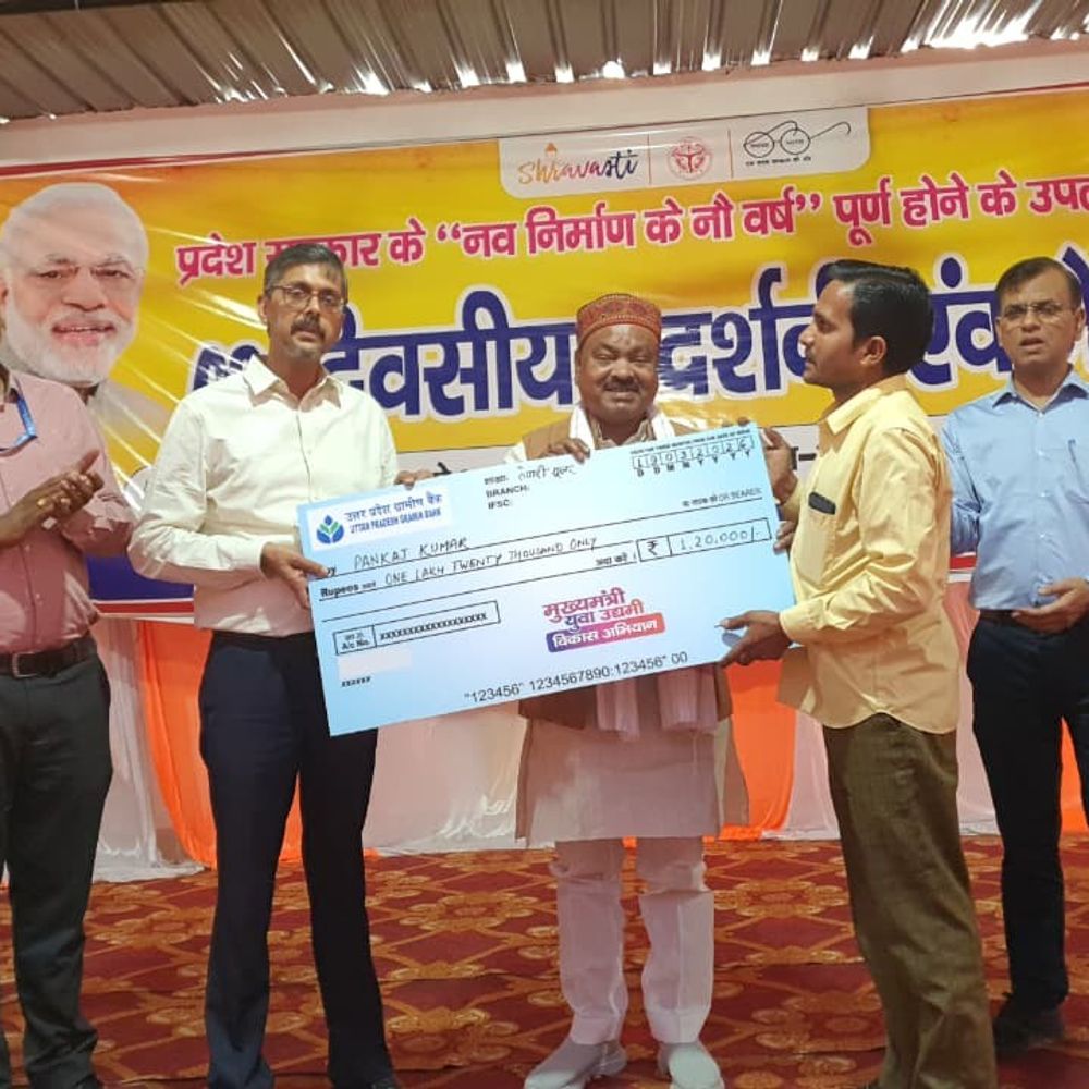 श्रावस्ती में विकास मेला,लाभार्थियों को मिले चेक व सिलाई मशीन:नव निर्माण के नौ साल कार्यक्रम में ऋण स्वीकृति और बीमा लाभ