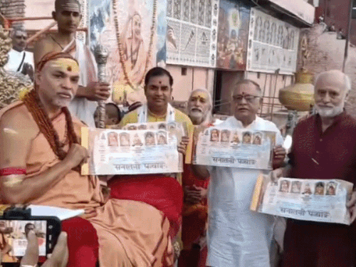 
                 शंकराचार्य अविमुक्तेश्वरानंद ने सनातन पंचांग का किया लोकार्पण:बोले-गौ रक्षा युद्ध को इस वर्ष परिणाम तक पहुंचाया जाएगा, सरकार ने गंगा माई को कमाई का साधन बना दिया 
            