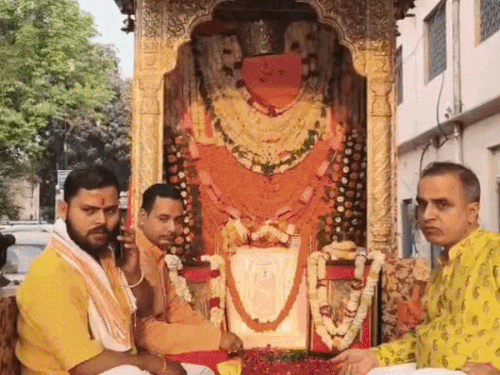 
                 काशी में संकटमोचन प्रभु को भक्त चढ़ाएंगे रजत ध्वजा, VIDEO:हिन्दू नववर्ष पर शुरू हुई प्रभात फेरी,भक्तों ने पढ़ी हनुमान चालीसा 
            