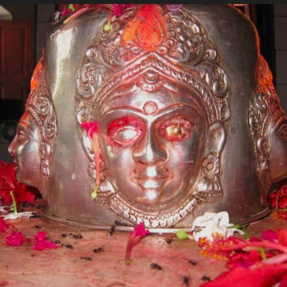 बलिया में देवी मंदिरों में उमड़ी भक्तों की भीड़:मां पचरूखा देवी के दर्शनार्थी दूर-दूर से पहुंचे, श्रद्धालुओं ने पूजन-अर्चन कर घट स्थापना की