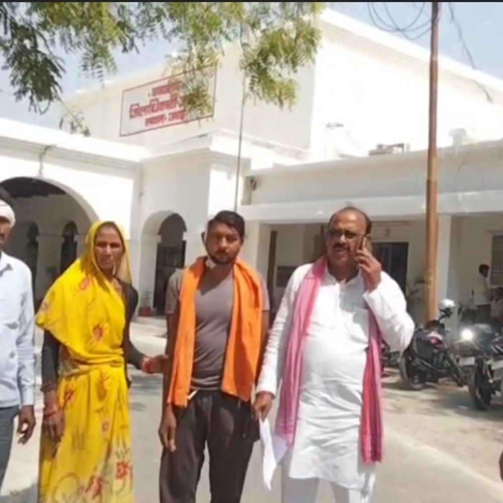 बेटे से मारपीट पर मां ने डीएम से शिकायत की:जालौन में FIR में नाम नहीं, दोबारा मेडिकल जांच कराने की मांग