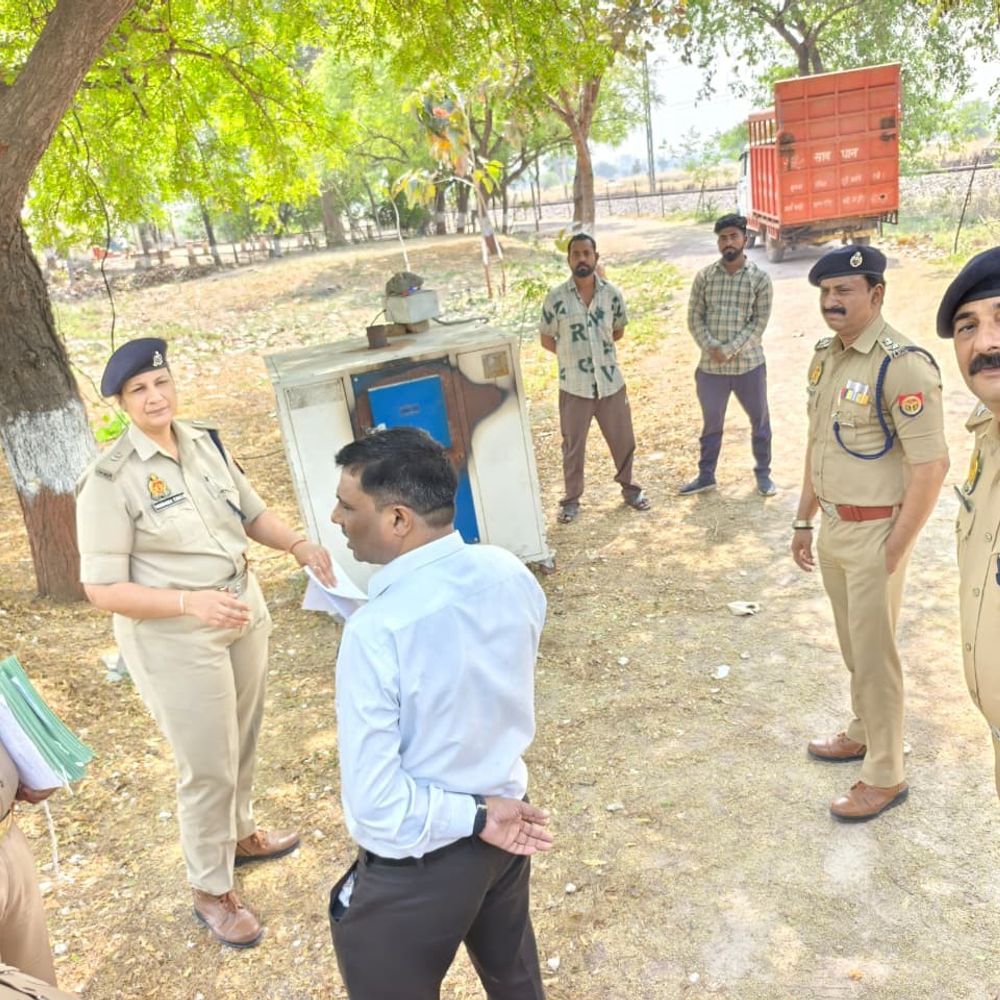 महोबा पुलिस ने 11 लाख का गांजा नष्ट किया:15 मुकदमों से जुड़ा 44 किलो से अधिक गांजा जलाया