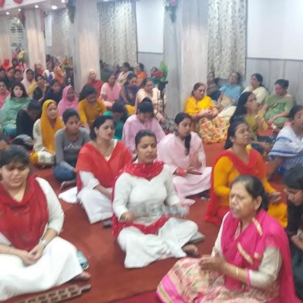 
                 चैत्र नवरात्र शुरू, मेरठ के मंदिरों में उमड़ी भीड़:मां दुर्गा का पालकी पर आगमन, भव्य शृंगार 
            