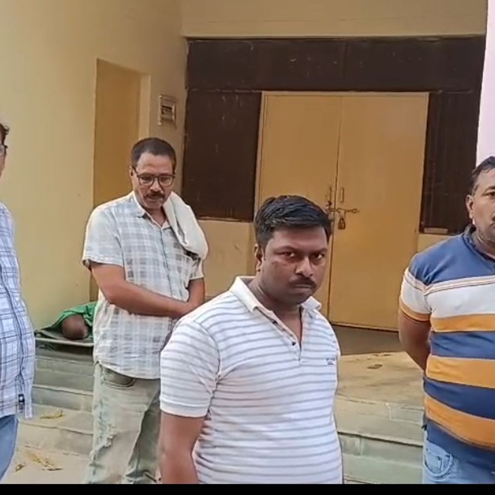 एटा में सांड के हमले से बुजुर्ग की मौत:खेत की ओर जाते समय उठाकर पटका, मेडिकल कॉलेज में इलाज के दौरान गई जान