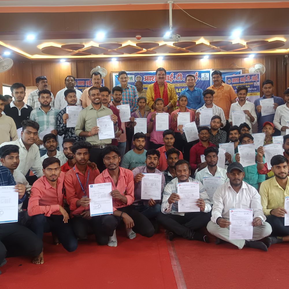 आशा ITI के 40 छात्रों का ऑटोमोबाइल कंपनियों में चयन:पिंडरा विधायक डॉ. अवधेश सिंह ने सौंपे ऑफर लेटर