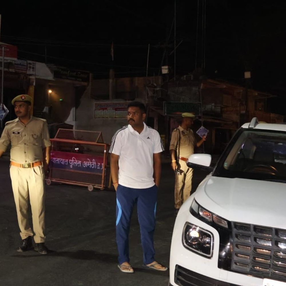 अमेठी एसपी ने 'ऑपरेशन चक्रव्यूह' की जमीनी हकीकत परखी:गौरीगंज चेक पोस्ट पर गाड़ियां जांचीं, पुलिस को निर्देश दिए