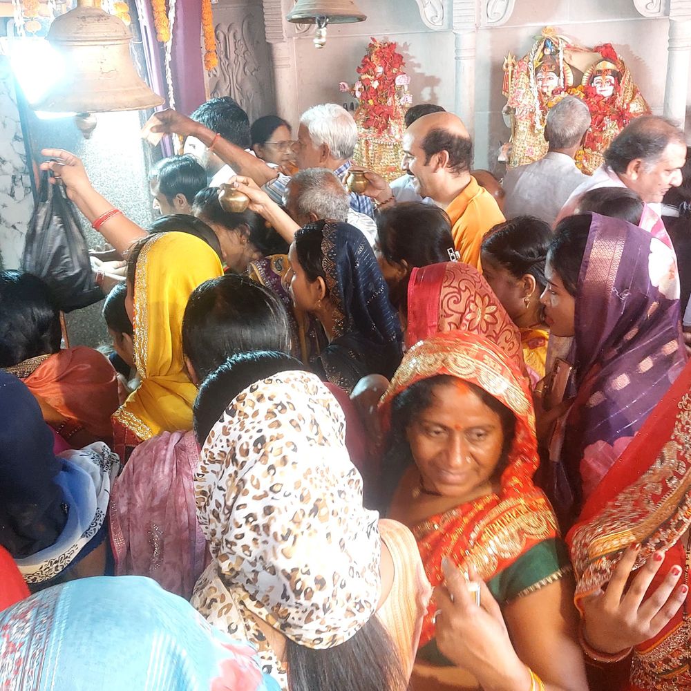 शीतला माता मंदिर में उमड़ी भारी भीड़:सोनभद्र में चैत्र नवरात्र से पहले दर्शन-पूजन को पहुंच रहे श्रद्धालु