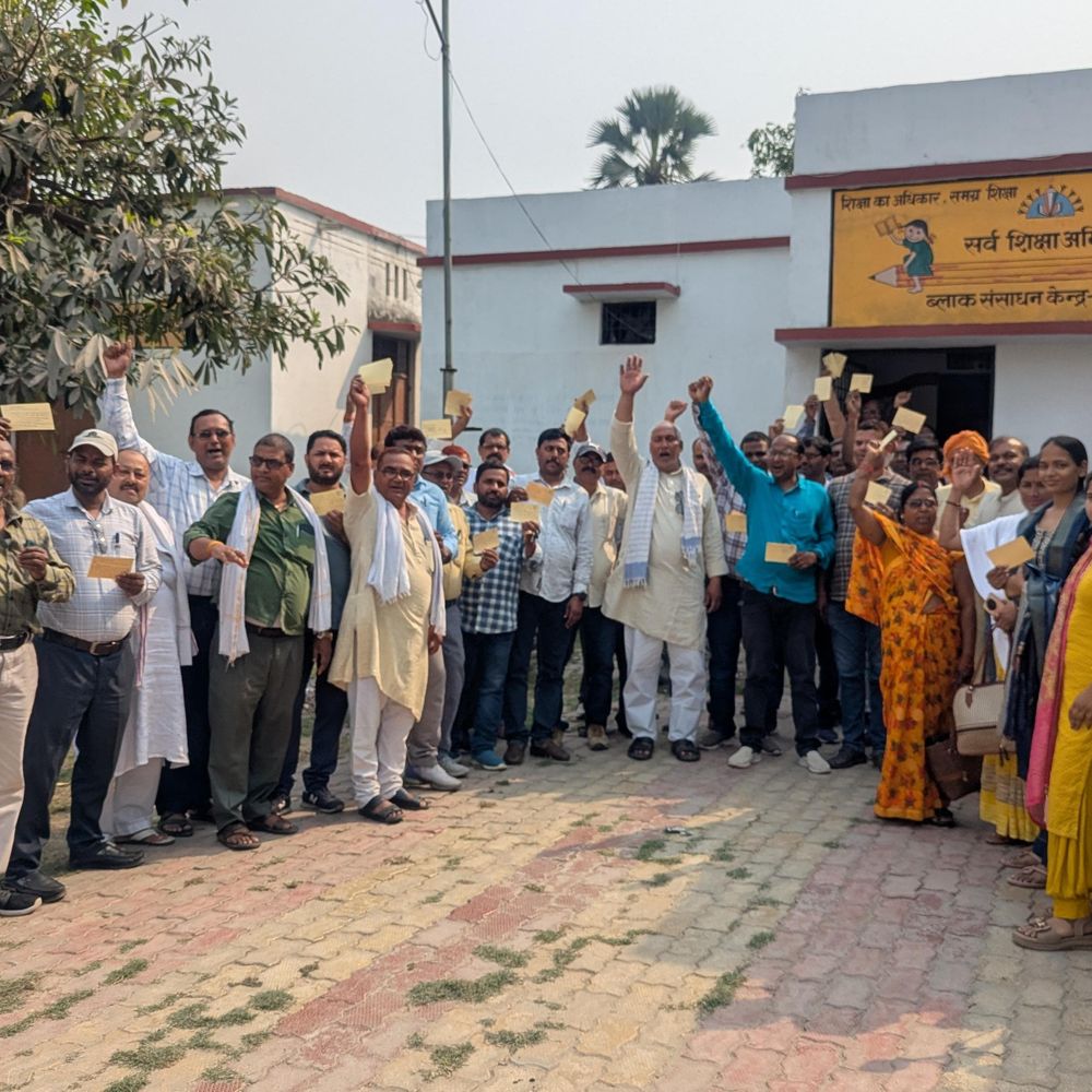 बलिया के शिक्षकों ने TET अनिवार्यता का किया विरोध:राष्ट्रपति, PM समेत कई गणमान्य लोगों को भेजे पोस्टकार्ड, ईमेल भी किया