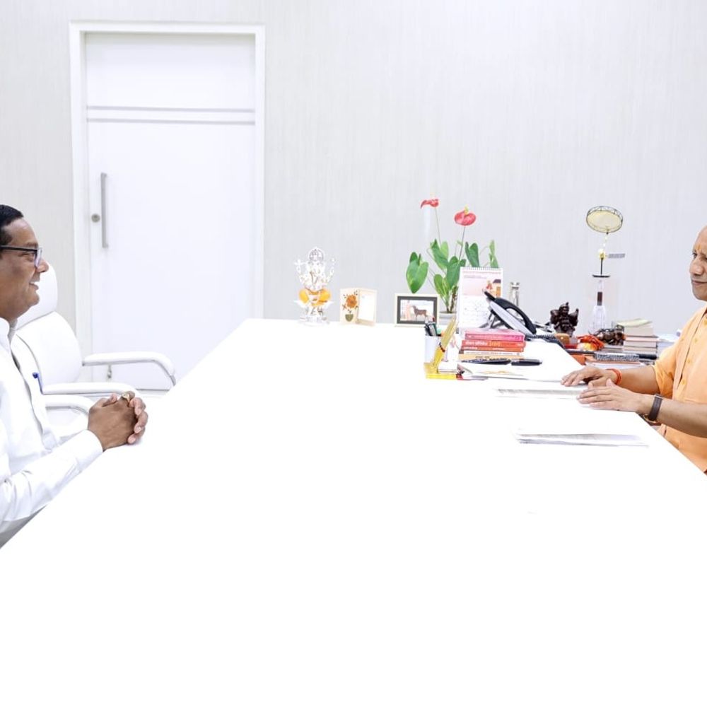 महाराजगंज विधायक ने मुख्यमंत्री योगी से की मुलाकात:बलिया नाले पर अधूरे पुल के निर्माण को पूरा करने की मांग