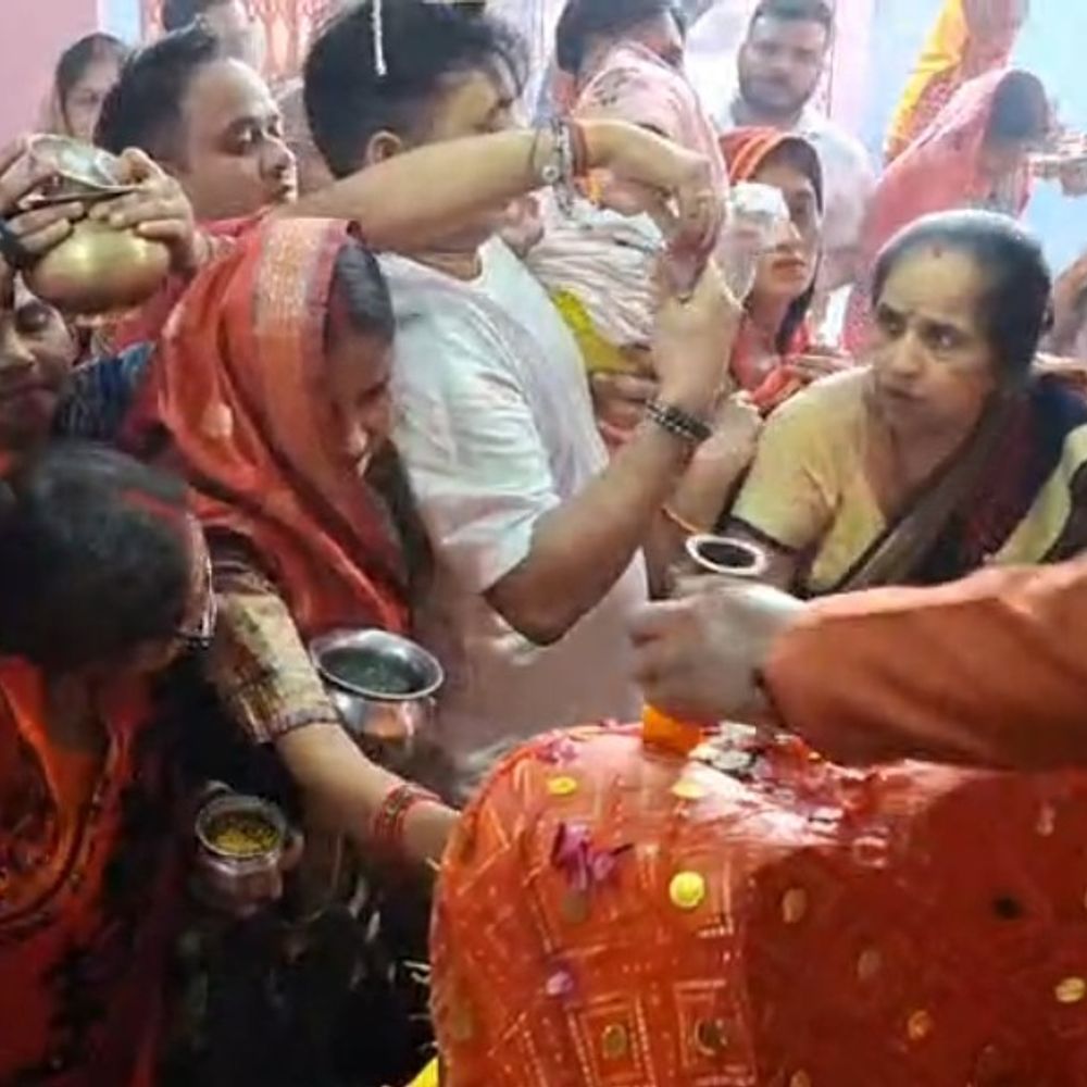 
                 एटा के पथवारी माता मंदिर में उमड़ी भीड़:नवरात्र के पहले दिन श्रद्धालुओं ने की पूजा-अर्चना 
            