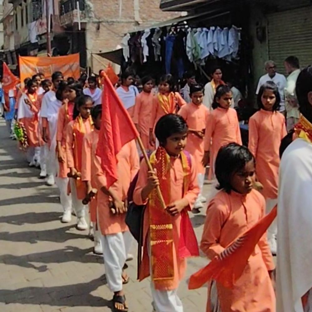 हाथरस में आर्य समाज की शोभायात्रा निकली:स्थापना दिवस और नव संवत्सर पर हुआ आयोजन, स्थान-स्थान पर स्वागत