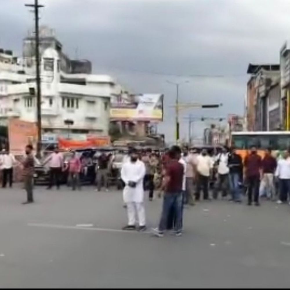 सहारनपुर में चालान के बाद घंटाघर पर हंगामा:हिन्दू संगठन ने जाम लगाया, पुलिस पर कार्यकर्ता से अभद्रता का आरोप