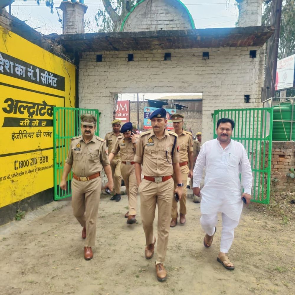 अलविदा जुम्मा, ईद, नवरात्र से पहले फ्लैग मार्च:एसपी और एडीएम ने ईदगाह का निरीक्षण किया, गाइडलाइन का पालन करने की अपील