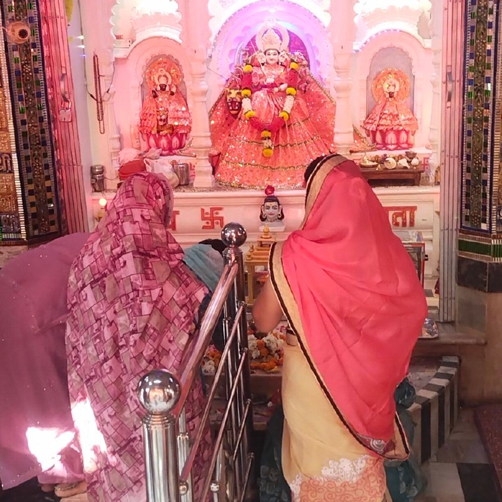 ललितपुर में चैत्र नवरात्र शुरू, मंदिरों में उमड़ी भीड़:नौ दिनों तक होगी देवी के नौ रूपों की पूजा-अर्चना