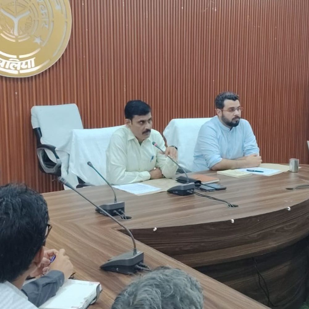 बलिया में संचारी रोग नियंत्रण अभियान शुरू:अनुपस्थित अधिकारियों से स्पष्टीकरण मांगा, लापरवाह डॉक्टरों पर कार्रवाई के निर्देश