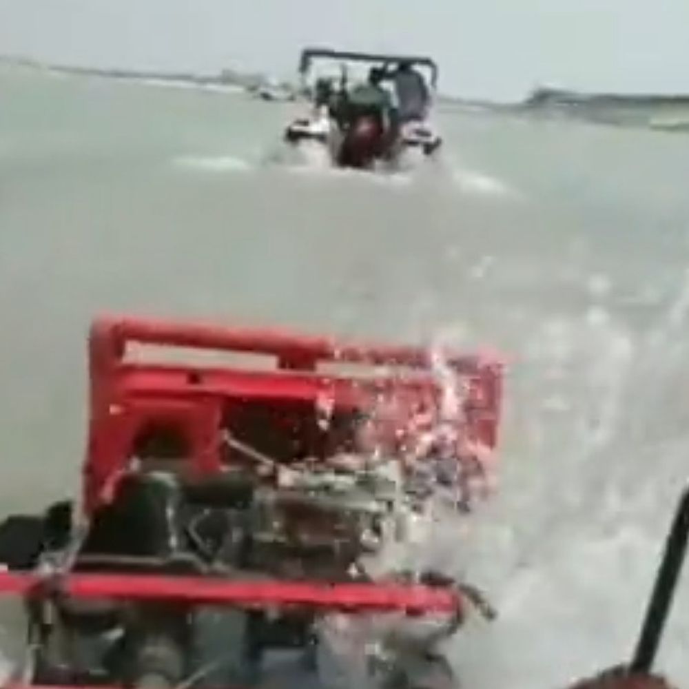 देवरिया में पीपा पुल निर्माण रुका:अदालत ने ई-टेंडर पर रोक लगाई, कंबाइन मशीन खेतों तक नहीं पहुंच पाएगी; किसान परेशान