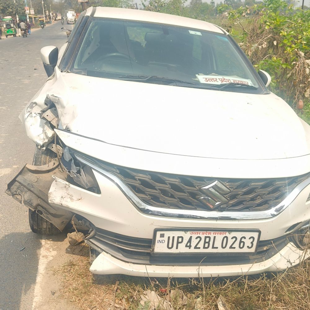 दुल्लहपुर में 'यूपी सरकार' लिखी कार की बाइक से टक्कर:आजमगढ़-गाजीपुर हाईवे पर हादसा, ग्रामीणों ने परिवार को बाहर निकाला; एक घायल