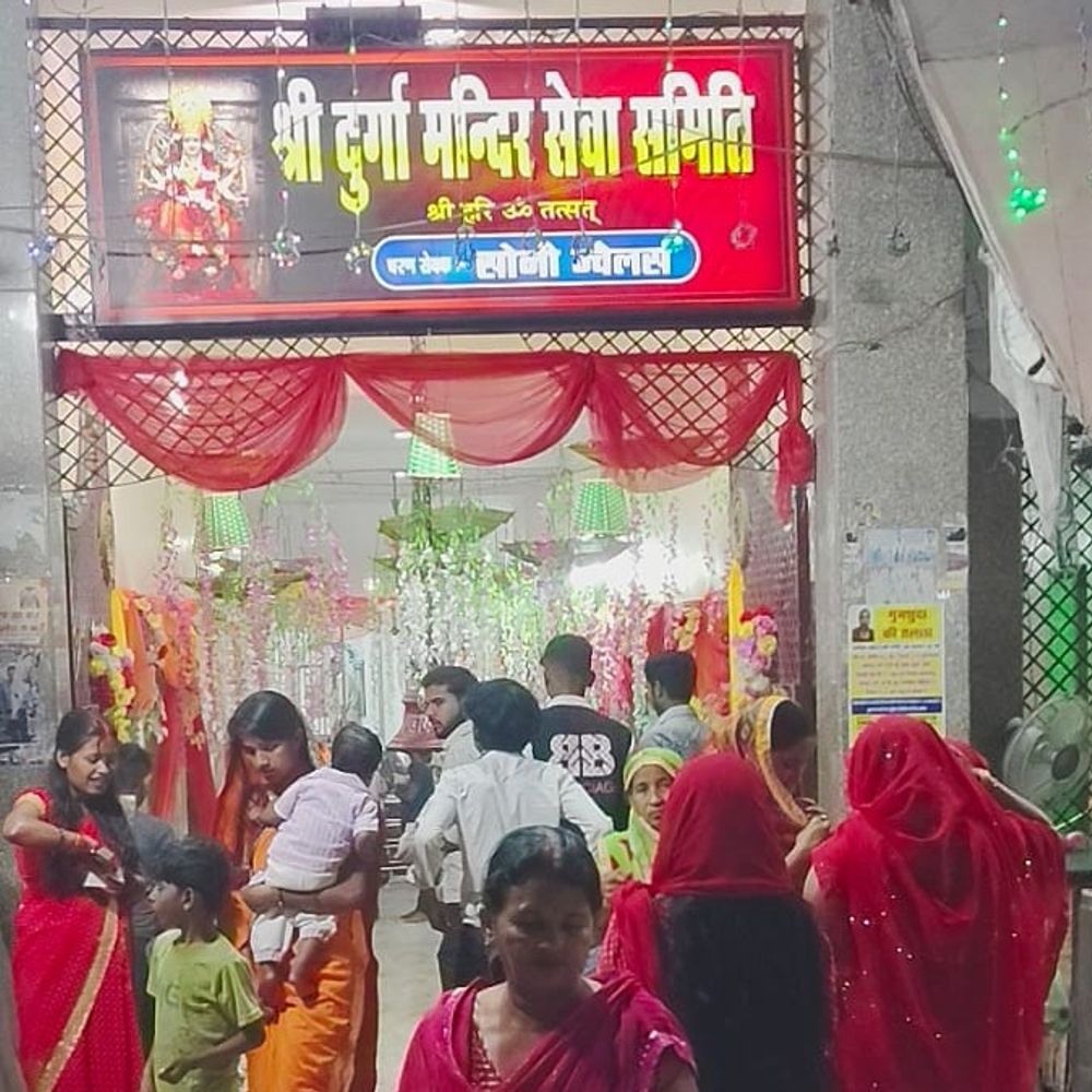 नवरात्रि शुरू, मंदिरों में गूंजे 'जय माता दी' के जयकारे:शैलपुत्री की पूजा के साथ शुरू हुआ पर्व, बाजार में पूजन सामग्री और फल-फूल के दाम बढ़े