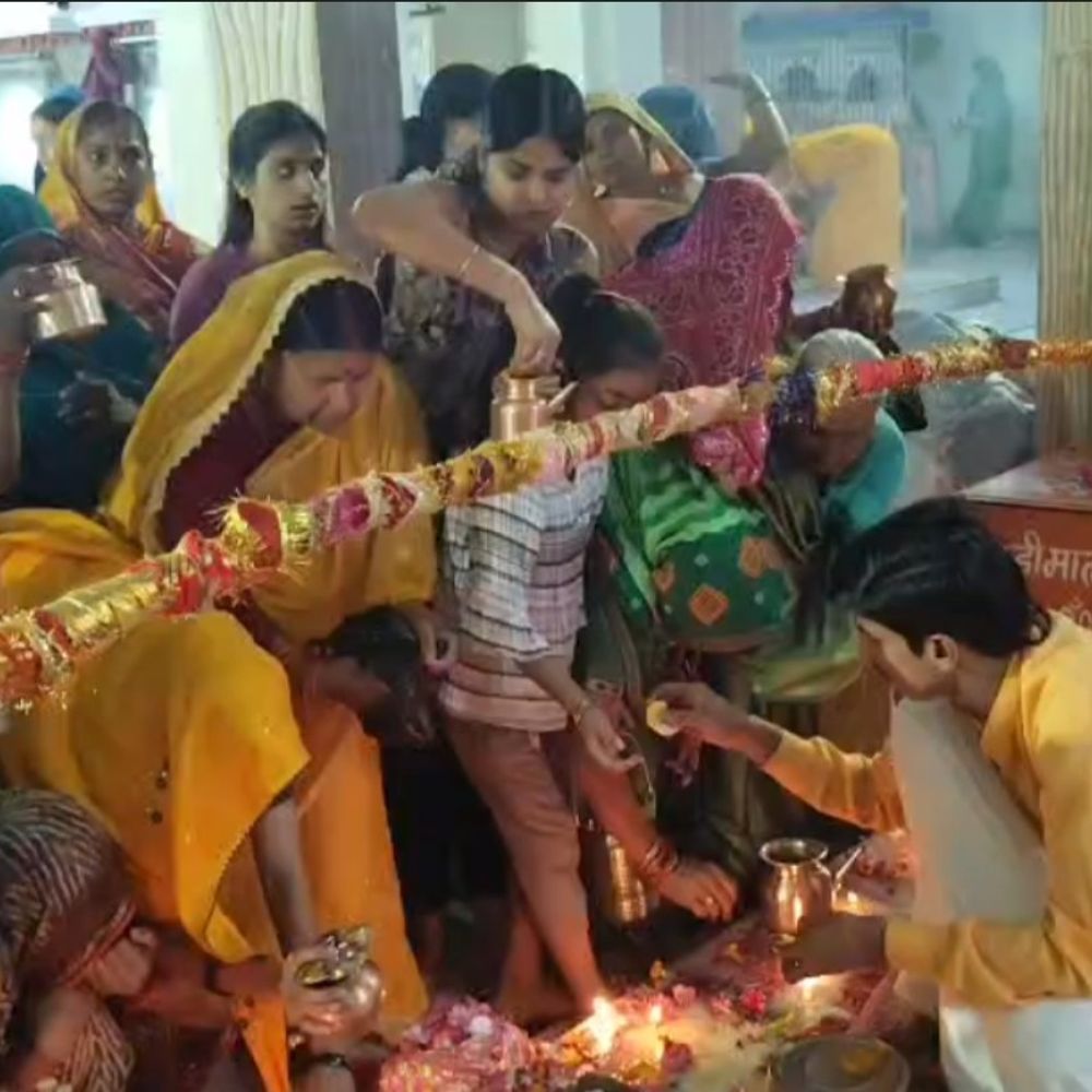 जालौन में चैत्र नवरात्रि शुरू:मंदिरों में श्रद्धालुओं का आना शुरू, मां शैलपुत्री की पूजा की, नव संवत्सर का शुभारंभ